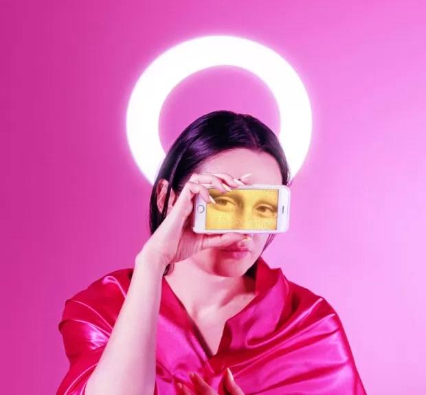 Креативное агентство Sisters: Promo / Landing Page с впечатляющей айдентикой бренда